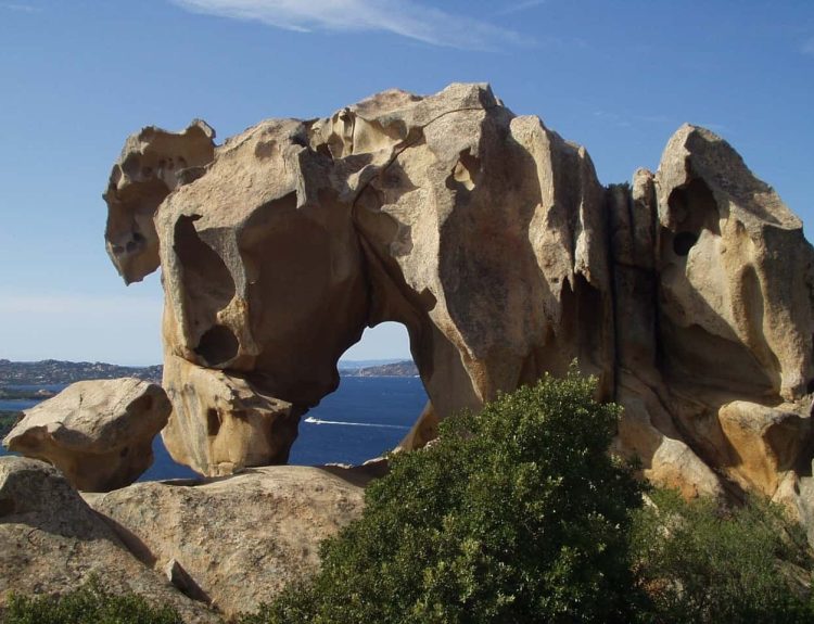 Gita in Sardegna: dalla mini crociera in traghetto alle bellezze da esplorare in camper